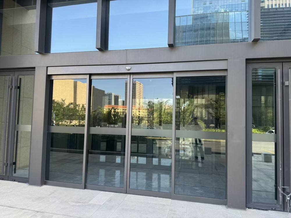 政務(wù)服務(wù)中心大門(mén)